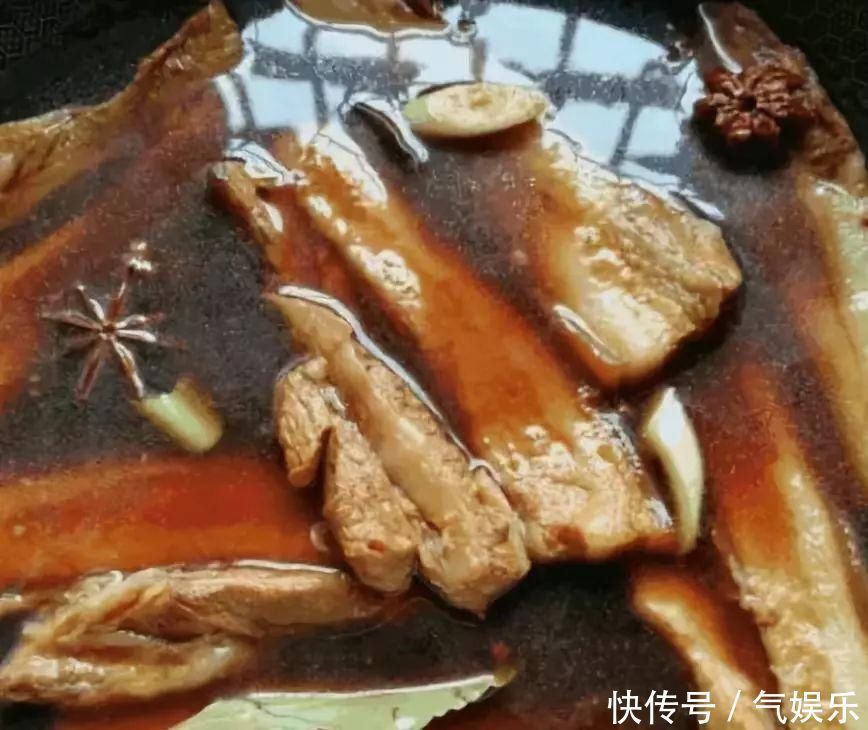 五花肉别再红烧了,教你个特色吃法,一顿三斤不够吃