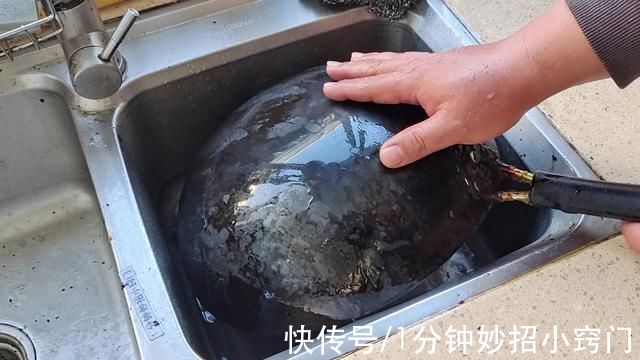 不管锅底黑垢多厚，教你一招，黑垢轻松掉下来，还你一口新锅