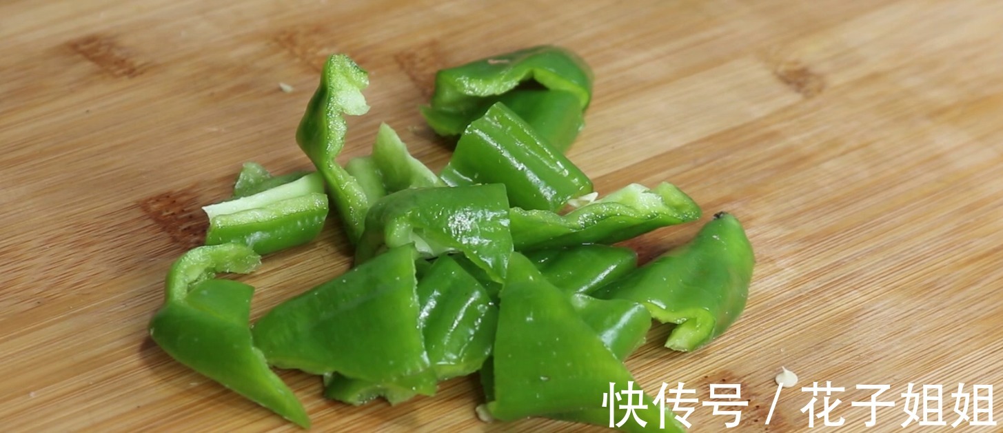 青辣椒|炒茄子，一定不要直接炒，多做这一步，茄子鲜香下饭不油腻！