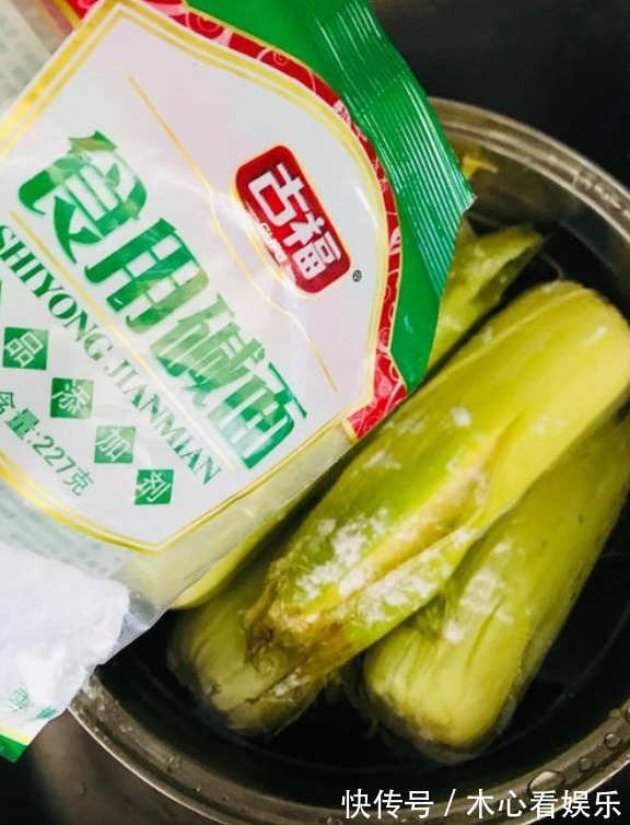 食用碱|煮玉米，先别着急下锅！水里多加2样，熟得更快，软糯香甜又营养