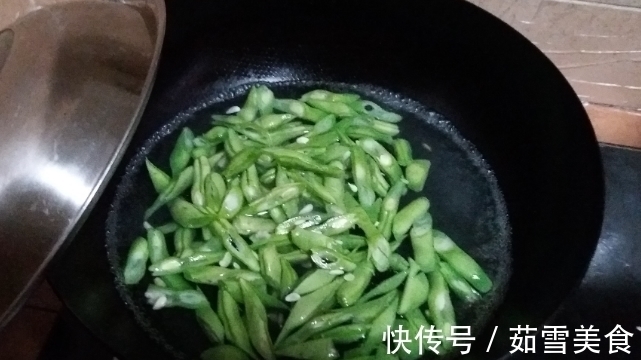 “不焯水不能吃”的四种蔬菜,西蓝花上榜,图3没熟透容易中毒