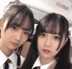 |搞笑GIF:美女,看你们俩的笑容,我就知道有人要倒霉了!