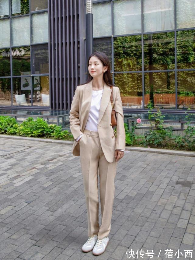 包包 穿衣简约高级的女性,春季都穿“西装”,看这些气质博主就知道了
