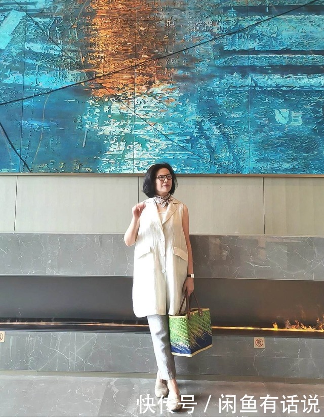 女人|女人上了年纪，出游时别穿得太花哨，试试这么搭，时髦高级更上照