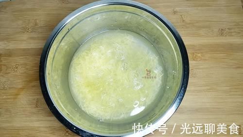 无论烙什么饼,和面时多加一种料,烙出的饼酥脆松软,凉了也不硬