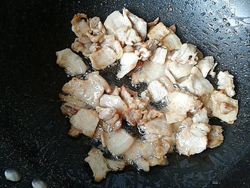 蒜苔炒肉时，蒜苔直接下锅炒大错特错，多加一步，更香又入味