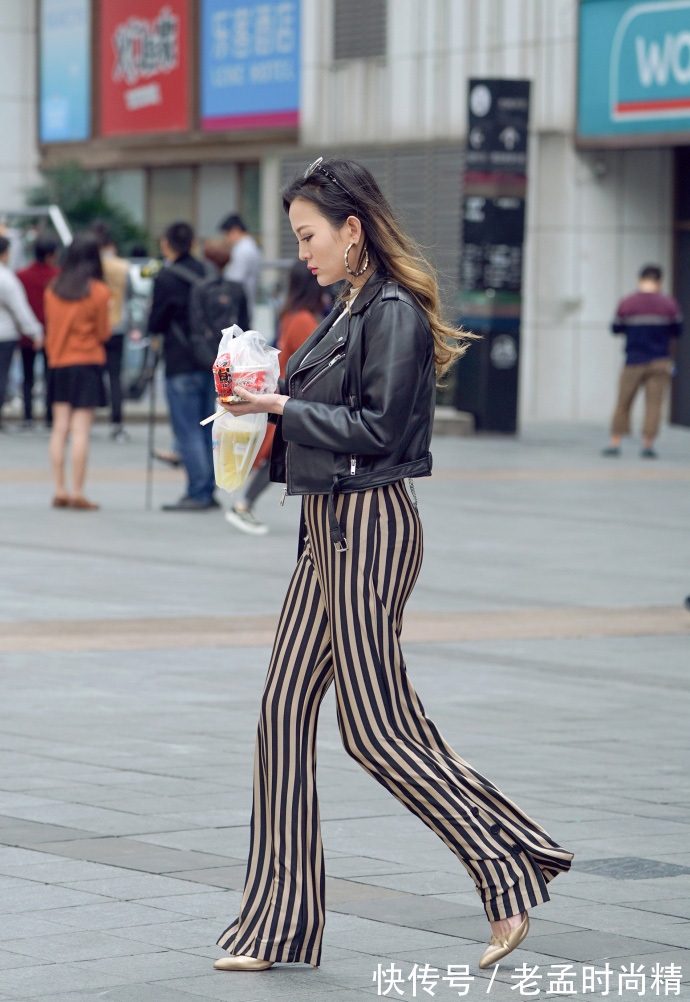 牛仔裤|街拍,斗蓬大衣搭配紧身背心与牛仔裤,轻松让你气场全开!