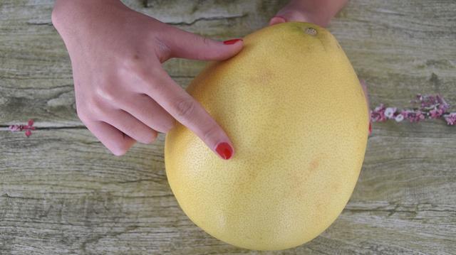 柚子|柚子是要买尖的还是买圆的很多人不清楚,难怪买又酸又苦!