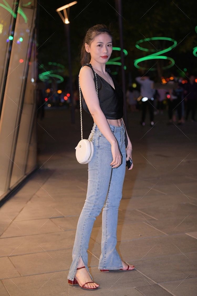 修身长裙 深灰色修身长裙,上身舒适,时尚大气