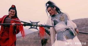 本领相当,武器装扮相似,梁山上有两队孪生兄弟