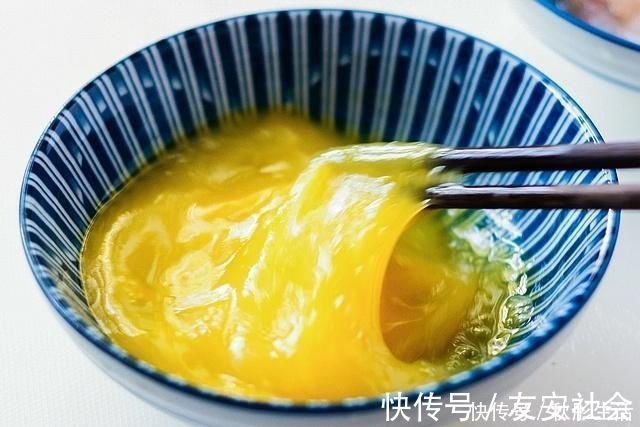 西红柿|西红柿炒蛋,鸡蛋别直接下锅很多人少做1步,难怪不香嫩不入味