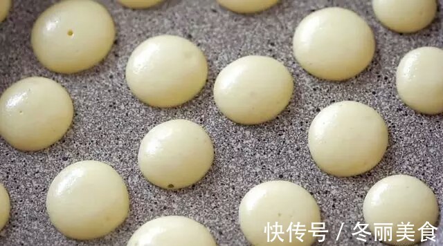 不用烤箱,只需一个鸡蛋一碗面粉,10分钟就能做好香软的小蛋糕