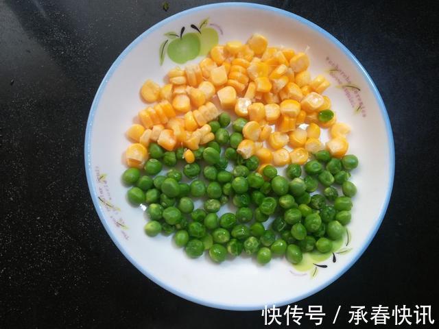 芝士香葱面包迷你披萨,食材简单味道绝佳,一点都不费劲