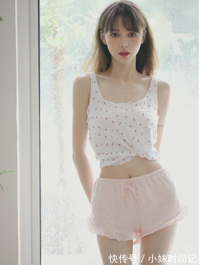 碎花 白色碎花吊带背心搭配短裤,美女清新自然,又透出成熟的韵味