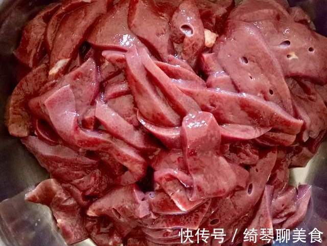 大厨|炒猪肝,要不要先焯水大厨教你正确做法,猪肝鲜嫩又入味