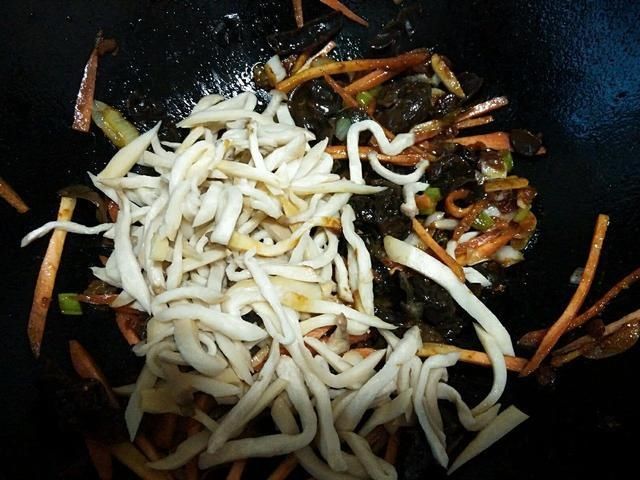 杏鲍菇味道鲜美,搭配不同的食材和调味料,特别的下饭