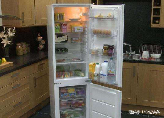 冰箱胶条脏了,发黑长霉斑教你一招,不撒一滴水,焕然如新!
