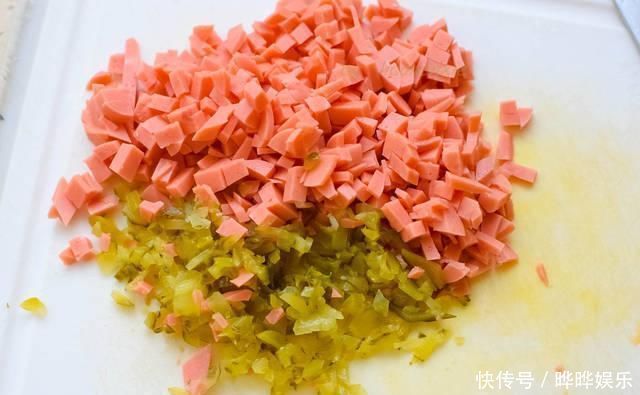 2个吐司面包3个生鸡蛋,做小孩最喜欢的早餐饼,比比萨简易多了