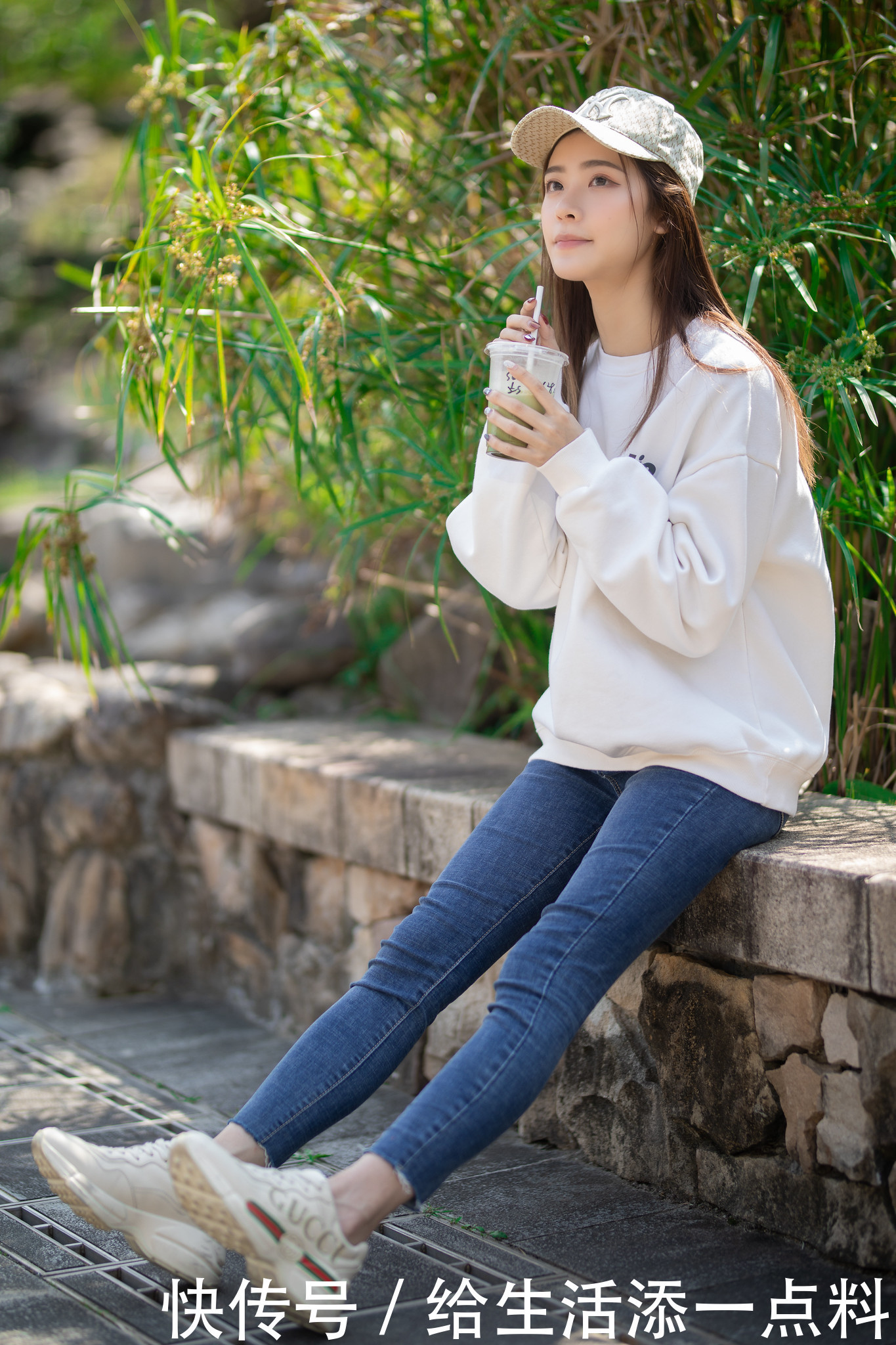 街拍：美女牛仔裤+卫衣时尚又减龄，好气质自带高级感