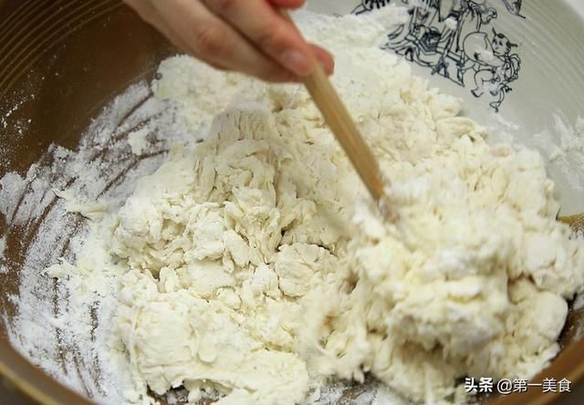 松软|一碗面粉，一包牛奶，快速做出奶香盘阳饼，香甜松软，奶香四溢