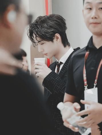 内容|王一博后台补妆,边喝水边看手机,得知看的内容,才懂他的深情