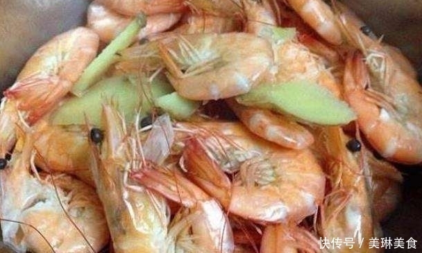 白水煮虾还只会放生姜？少了它，煮了也白煮，虾不鲜嫩没有香味