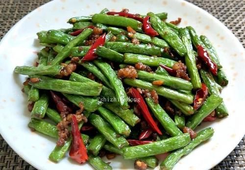 有荤有素的炒上几大盘，鲜美可口，配上一大锅白米饭，家人吃爽了！