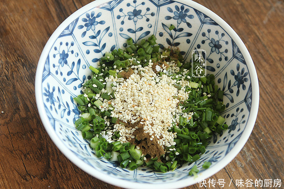 葱油饼|剩饺子皮新吃法,加上1把葱花,金黄酥脆,层次分明,好吃不浪费