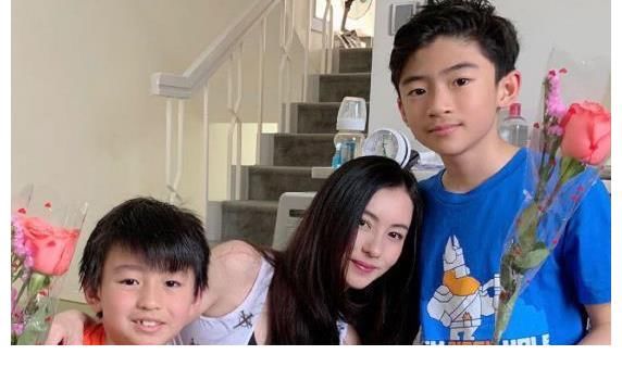 亲密|张柏芝晒与儿子小Q互动画面，嘴对嘴亲吻显亲密，却引发网友热议