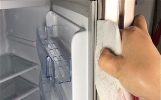 冰箱脏了别用清水擦,教你一招,冰箱马上干净又无异味,太实用了
