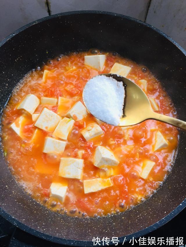 西红柿炖豆腐，美味特下饭，汤汁泡米饭，熊孩子能吃两大碗！