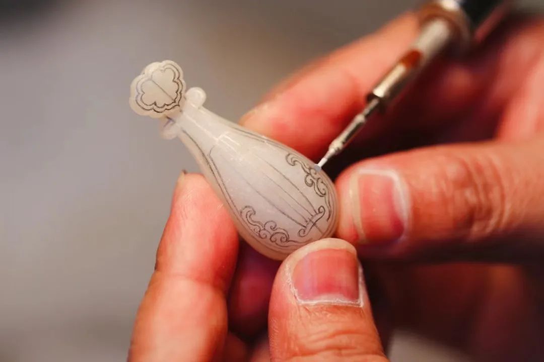 工艺$时尚守艺人 |“玉”比你以为的要时髦：金镶玉传承人杨晓雅