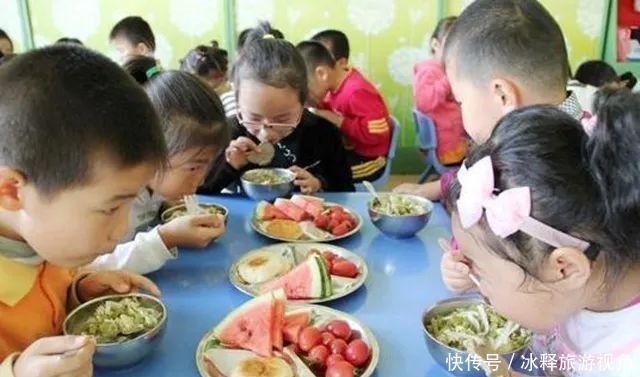 伙食|幼儿园老师炫耀伙食好,拍照发家长群,家长看出端倪引发全园惊慌