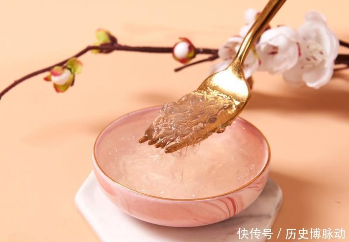 女人皮肤暗黄,多吃五种食物,好吃不贵,帮助美白祛斑