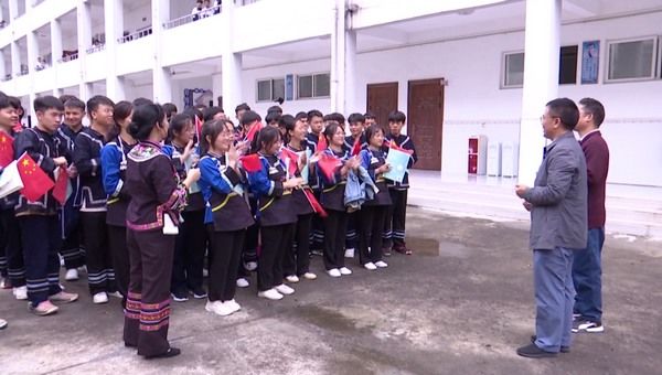 红歌！望谟县民族中学：“音乐+党课”传承红色基因