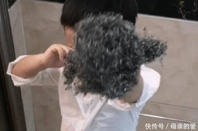 儿子|5岁儿子一片孝心给爸爸搓澡,宝爸却残忍拒绝,这“孝心”有点毒