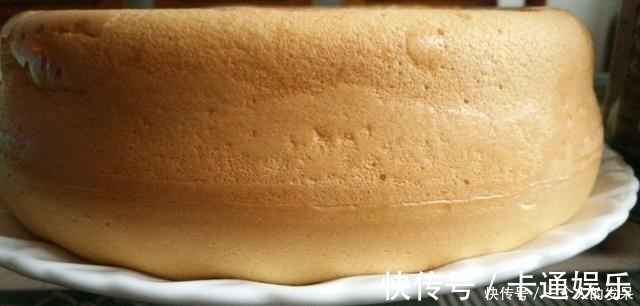 蛋糕|电饭煲蛋糕 起的非常高，材料只需4样 可香了松软好吃
