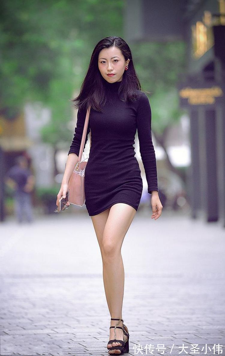 街拍 美女街拍:牛仔裤还加入了修身的剪裁,进而从都市街头中脱颖而出