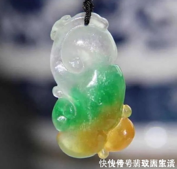 垫色|这两种低端翡翠造假技术每年染出千万元假货流向市场,你信吗?