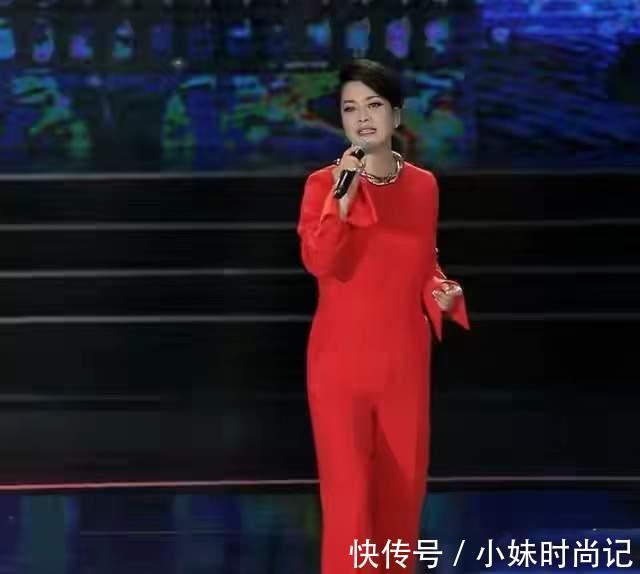 毛阿敏|57岁毛阿敏真敢穿,大红连体裤配大金链子,不仅不俗还很高级