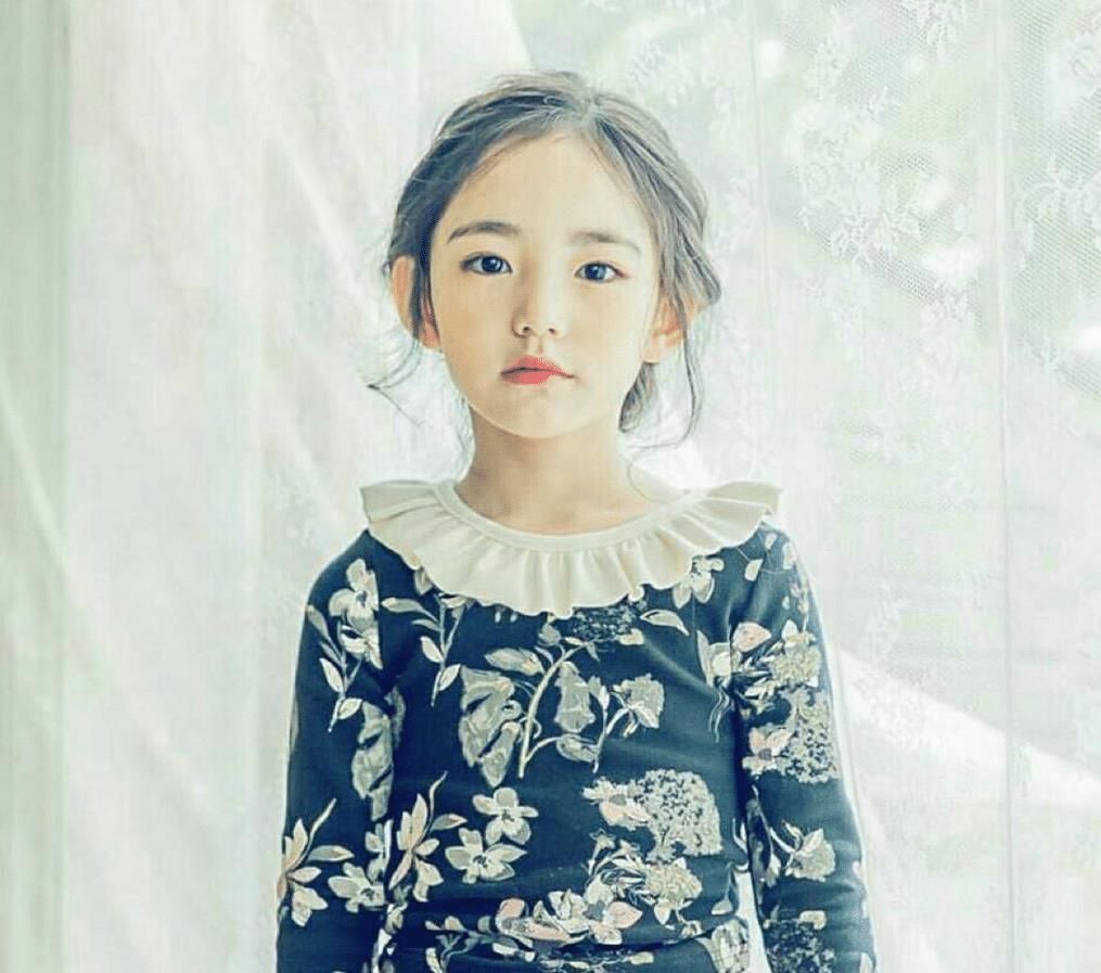 化妆品|韩国童模6岁开始化妆,12岁骨骼停止发育,妈妈的无知毁了孩子