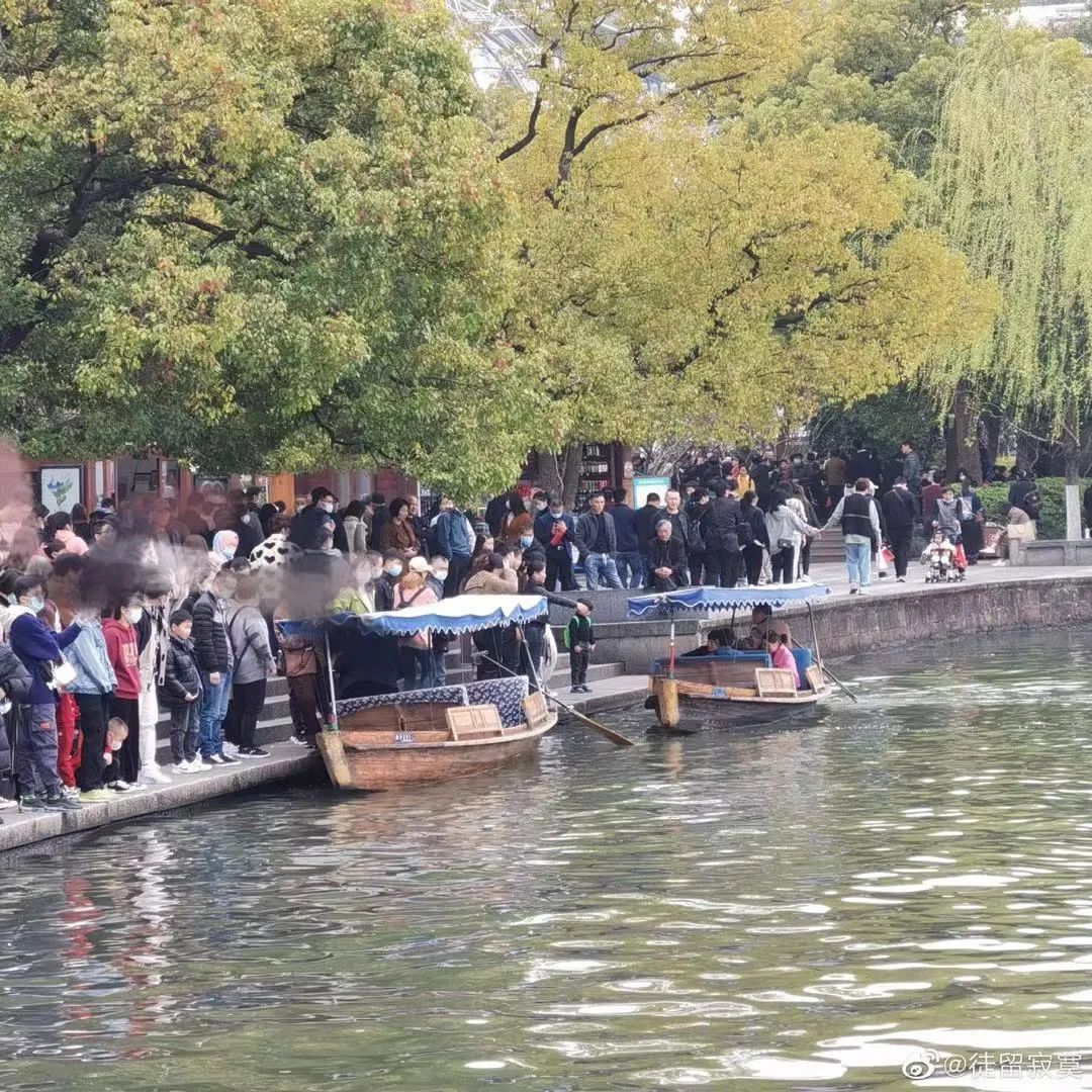 这是今天的西湖！地铁站挤成这样了！有人逛了2小时还没吃上饭，太子湾一幕让人心疼