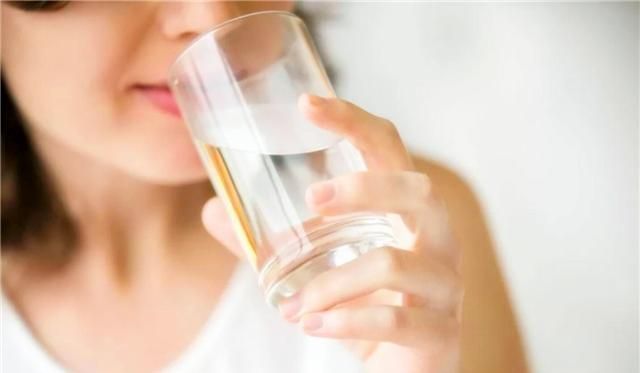 睡眠质量|晚上睡觉前喝水对身体是好还是坏?你真的知道?今天告诉各位答案