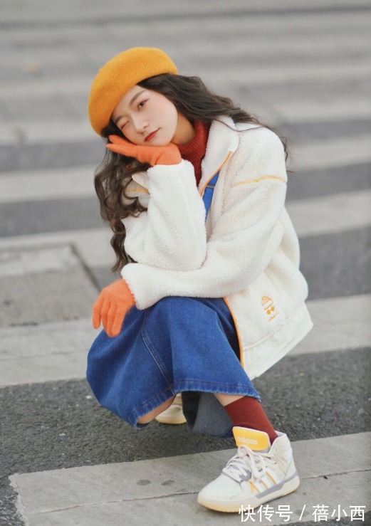 时髦 今年建议多穿羊羔毛外套,搭配卫衣、毛衣、半身裙,保暖又时髦