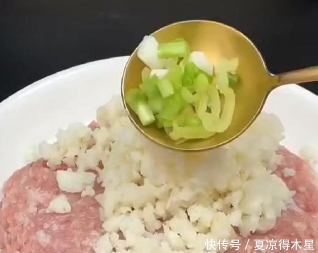  下饭|当马蹄碰到肉末，做成鲜香美味的蒸肉饼，美味和下饭