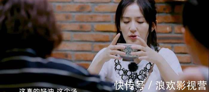谢娜|谢娜吐槽碗中的鸡汤太油，有谁注意应采儿的举动？细节显个人修养