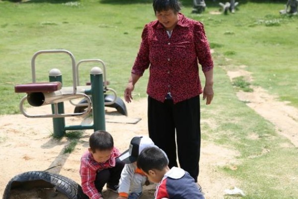 姥姥|一位姥姥的忠告别轻易给女儿带娃,心疼女儿的老人,为何后悔了