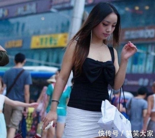 淑女|路人街拍,印花连衣裙很显优雅,打造小姐姐气质的淑女感