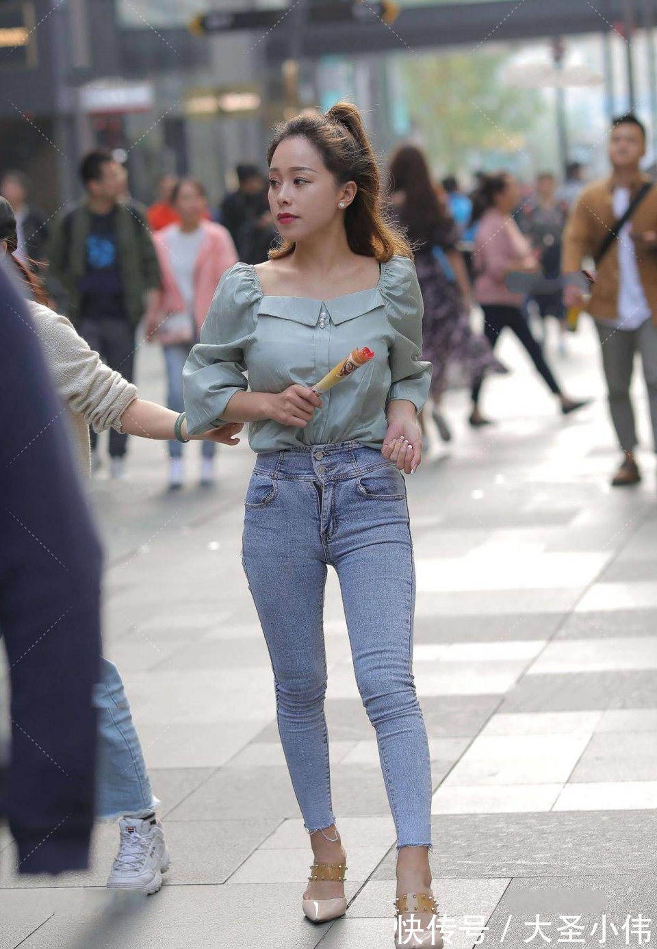 朋友们|美女街拍:又高又微胖的美女!显示出难以形容的魅力,好想帮她买杯奶茶