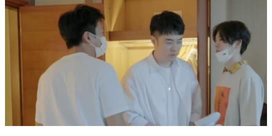 邓超、陈赫和鹿晗去帮彭彭收拾行李，连酒店的沐浴露都不放过？